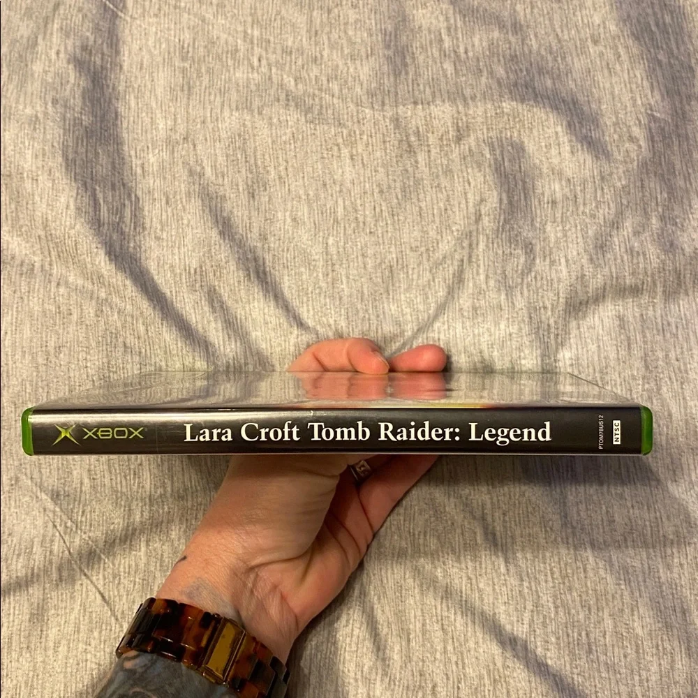 Lara Croft - Tomb Raider Legend (Microsoft Xbox, 2006) W/ cover art, box, game